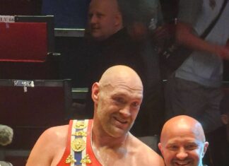 Tyson Fury verslaat Mariusz Wach door technische knock-out in de zevende ronde en is de hoofdact van het zwaargewichtgevecht in Pattaya.