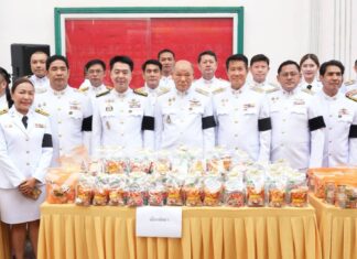 パタヤ市長が国王陛下の誕生日を祝う功徳の儀式を執り行う
