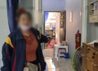 Straszna napaść domowa w salonie masażu Sattahip: mąż dusi żonę, siłą wlewa jej do gardła środek do czyszczenia rur, a następnie próbuje porazić się prądem i otruć