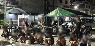 مقاطعة بانغلامونغ تُكثّف حملتها لمكافحة المخدرات التي استمرت 90 يوماً: مداهمات إضافية في جومتين سويس 2 و3 تُسفر عن اعتقالات متعددة، من بينها إلقاء القبض على اثنين من كبار تجار المخدرات.
