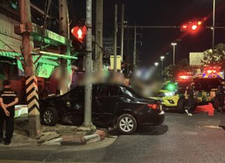 Las cámaras de seguridad captaron claramente el accidente ocurrido después de que un conductor se saltara un semáforo en rojo y chocara contra un taxi en una intersección de Pattaya.