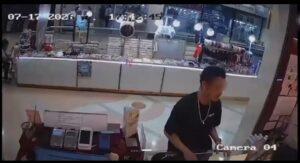 Pattaya Gold Shop Robbery: CCTV Captures Images of Suspect Who Snatched Gold Necklace Worth Over 120,000 Baht