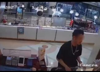 Ограбление ювелирного магазина в Паттайе: камеры видеонаблюдения запечатлели подозреваемого, укравшего золотое ожерелье стоимостью более 120 000 бат.