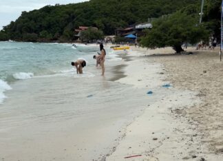Oil-Like Material Washes Ashore on Koh Larn Beaches, Coating Some Swimmers
