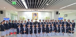 El Hospital Memorial Reina Savang Vadhana en Sri Racha celebra una ceremonia en honor a Su Majestad Real la Reina Sirikit, la Reina Madre, con motivo del Día Nacional de la Madre.