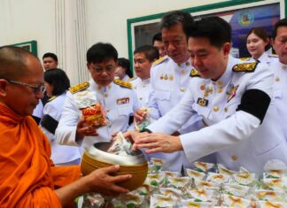 バンラムン県で、王太后の誕生日と母の日を記念した施し式典が開催された。