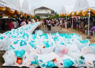 333 Happiness Bags Distributed to Celebrate Birthday of “Khun Nai Pook,” Party Pong Lang Market Administrator