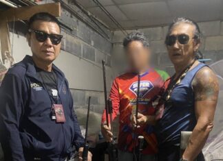 La polizia di Rayong arresta due sospetti e sequestra quattro armi da fuoco illegali durante un'operazione di polizia.