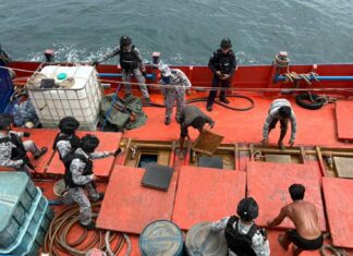 Die königlich-thailändische Marine beschlagnahmt im Golf von Thailand nahe Pattaya ein Fischereifahrzeug mit mehr als 60,000 Litern unversteuertem Dieselkraftstoff.