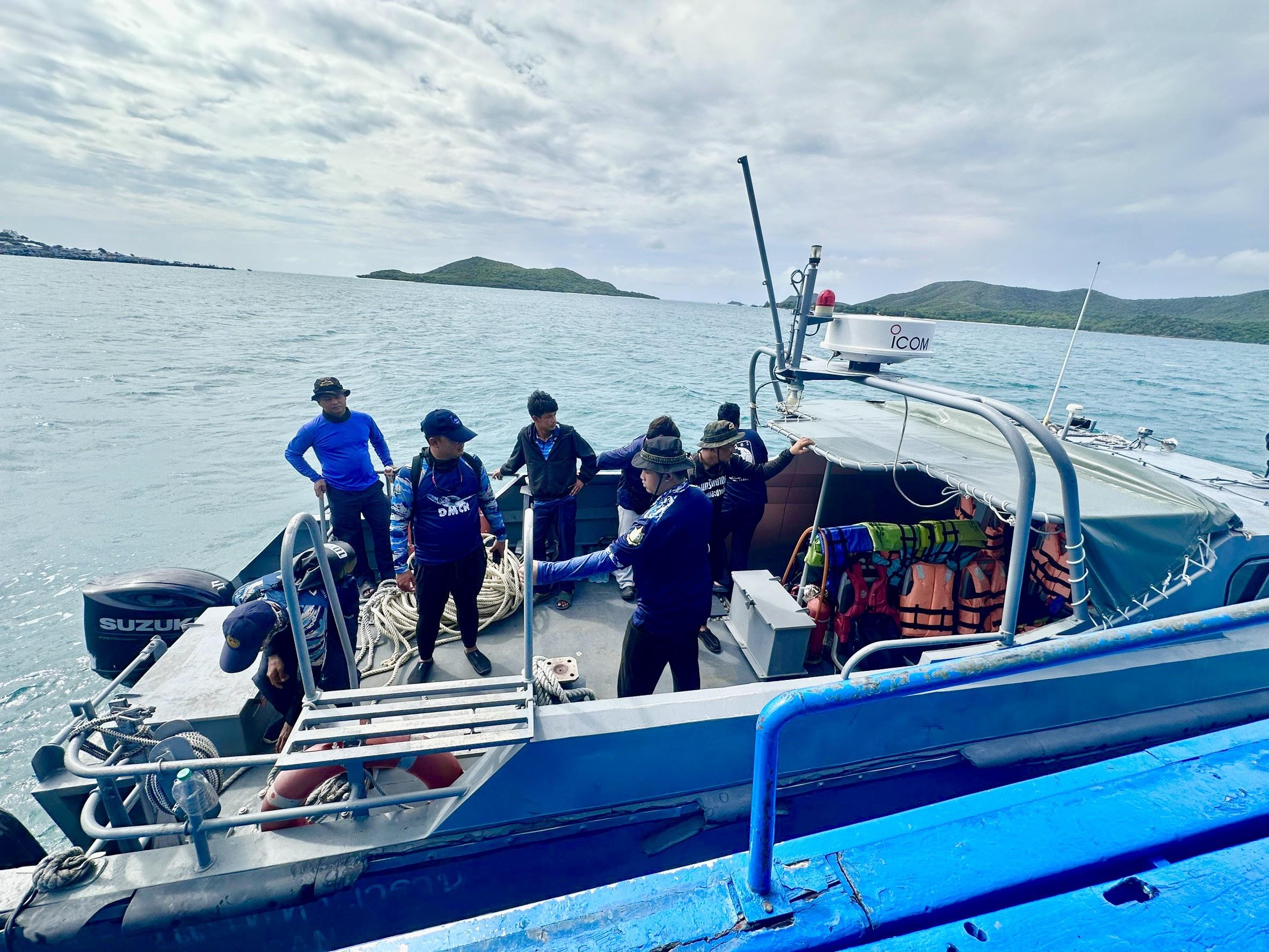 Sattahip Officials Examine Decaying Bryde’s Whale Carcass Near Ko Samae San 1787048308660