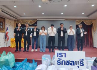 De Phol Luk-in Pan Suk-groep doneert 440 schooluniformen om de last voor gezinnen in Pattaya te verlichten.