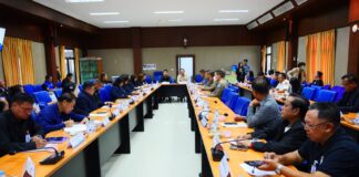 Banglamung District Chief Urges Agencies to Monitor Heavy Rain, Assist Vulnerable Groups, Complete Welfare Card Survey, and Tighten Firearm Controls
