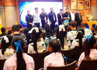 De locoburgemeester van Pattaya motiveert studenten in aanloop naar de nationale wedstrijd voor academische vaardigheden in Rayong.