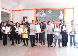 Chonburi Governor Opens Mobile Medical Unit in Phanat Nikhom