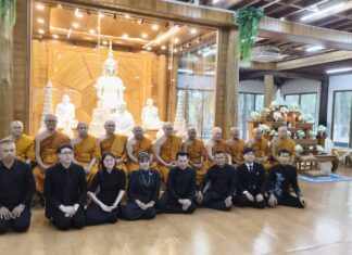 Takhian Tia Mayor Leads Municipality Team in Royal Merit Chanting Ceremony