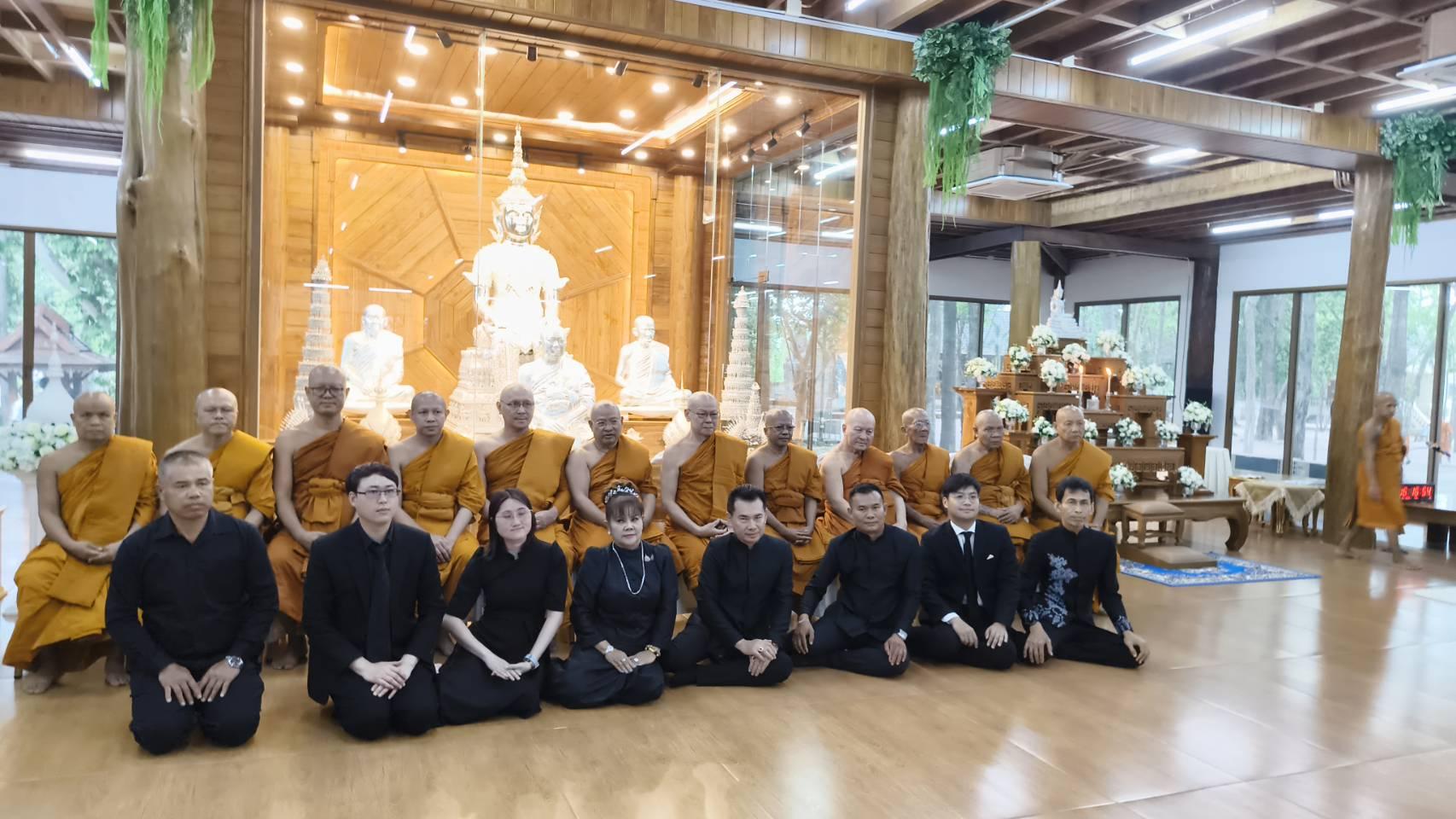 Takhian Tia Mayor Leads Municipality Team in Royal Merit Chanting Ceremony 1787929115429