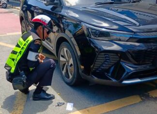 Pattaya Mayor Visits Beach Area to Boost Officers’ Morale in Joint Crackdown on Illegal Parking