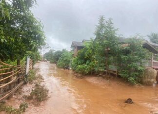 ペッチャブーン当局は、洪水の影響が続く中、パサック川の水位低下を監視している。
