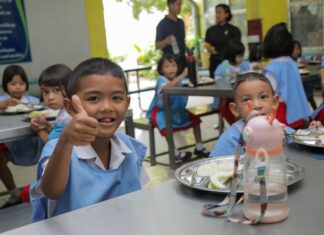Funcionarios de Pattaya inspeccionan el programa de almuerzos escolares en la Escuela Municipal 3 de Pattaya.