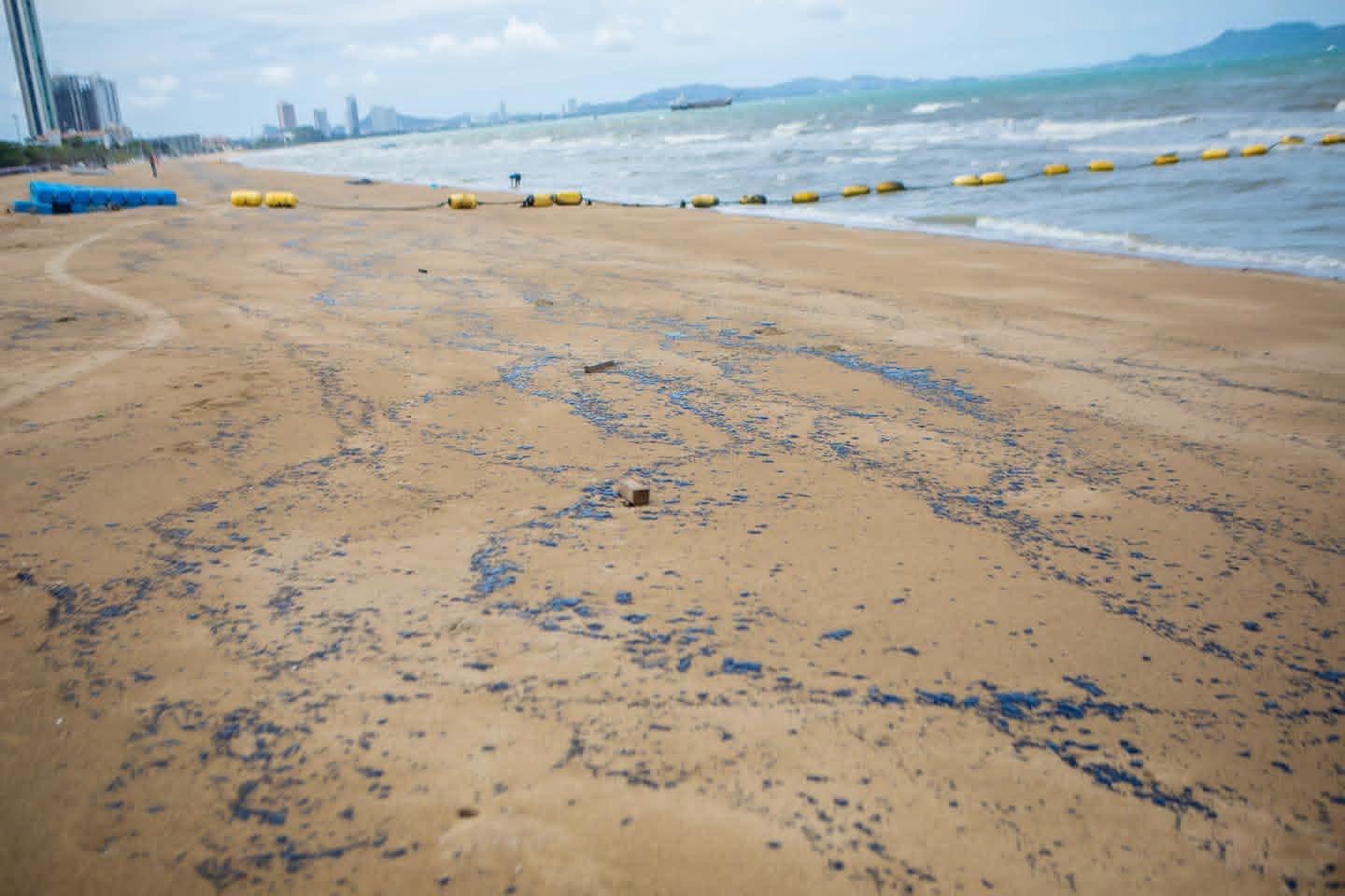 Black Oil-Like Slicks Wash Ashore at Jomtien Beach; Tourists Temporarily Avoid Swimming FB_IMG_1786354979935