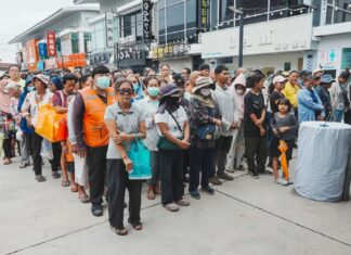 La direttrice di un hotel di Pattaya e la sua famiglia distribuiscono 800 kit di sopravvivenza per celebrare il suo ottantesimo compleanno.