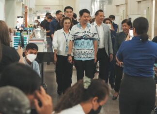 Ordføreren i Pattaya mottar to dialysemaskiner til Pattaya bysykehus verdt over 1 million baht i en donasjon til en lokal innbyggers 81-årsdag.