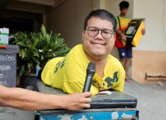 Pattaya Deputy Mayor Supports Young Singer with Equipment and Encouragement