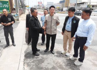 De burgemeester van Pattaya inspecteert toegankelijkheidsproblemen bij de Redemptoristenstichting voor mensen met een beperking.
