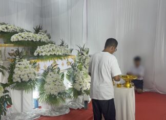 パタヤ近郊のワット・カオ・ブーン寺院で、殺害された父、母、子供の葬儀が悲しみの中、水かけの儀式として始まった。