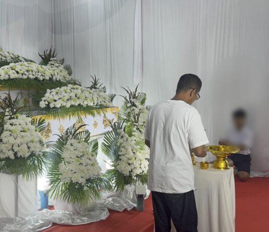 Vattenfyllda begravningsritualer för mördad far, mor och barn börjar mitt i sorgen vid Wat Khao Boon nära Pattaya