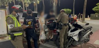 Turistas chinos se enfrentan a la policía en Pattaya tras un incidente en un paso de peatones; intentan huir y chocan contra un vehículo oficial.