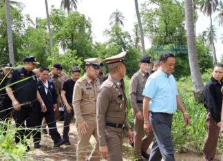 チョンブリ警察、タイ人一家殺害事件の捜査詳細を明らかにし、殺人容疑者と警察官を結びつけるネット上の主張を否定