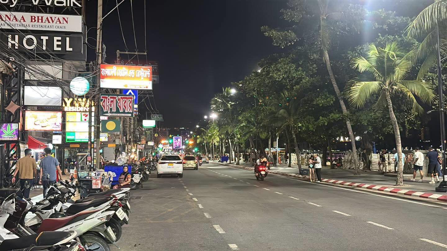 Herbal oil bottles submitted as evidence at Muang Pattaya Police Station in the Pattaya news hair-growth scam complaint filed on 27 August 2026