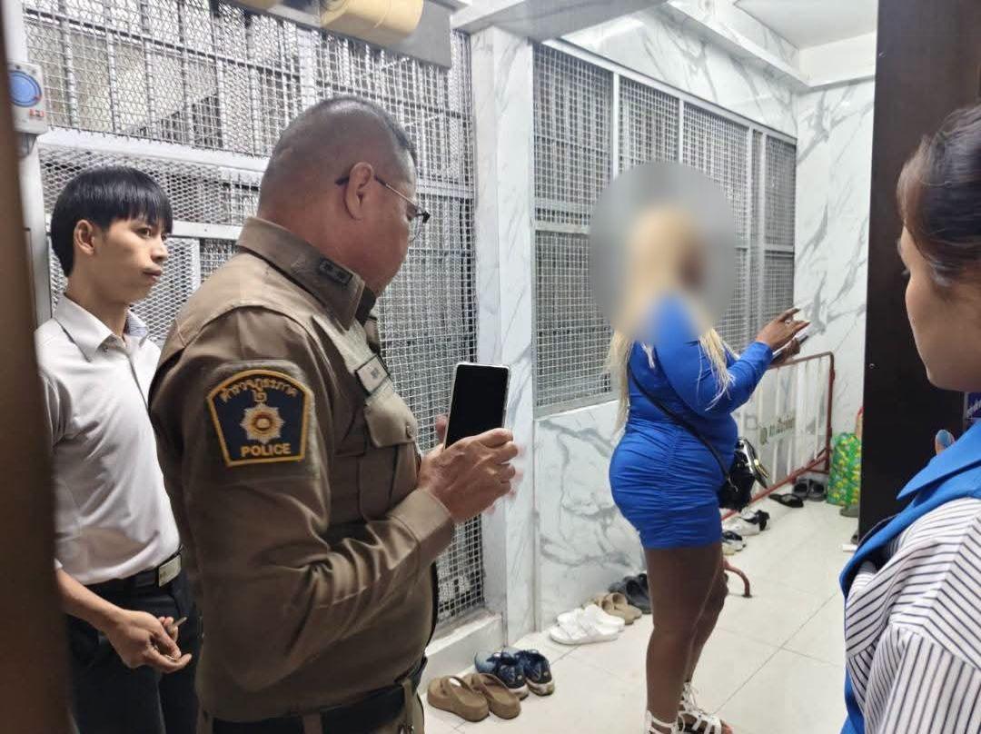 Pattaya news press photograph published with the tourist police report on the arrest of a Ugandan woman accused of stealing 40,000 baht from an American tourist's hotel safe in Pattaya Thailand