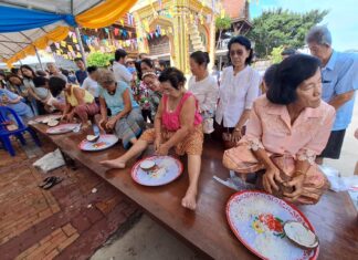 Wat Bot Villagers Keep Rare Mid-Lent Khanom Krok Alms Tradition Alive in Chonburi