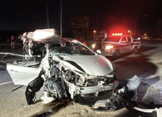 El capitán de policía de Sri Racha resultó gravemente herido tras estrellar su sedán contra un remolque de 18 ruedas en Pattaya.