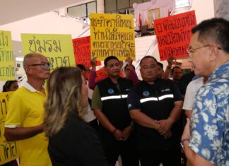 Los vendedores de la playa de Pattaya protestan para exigir más opciones de estacionamiento, ya que afirman que las nuevas normas de tráfico perjudican sus ingresos.