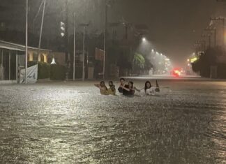 Las fuertes lluvias nocturnas inundan las calles de Pattaya; los vehículos pequeños se atascan mientras residentes y turistas vadean entre el agua.
