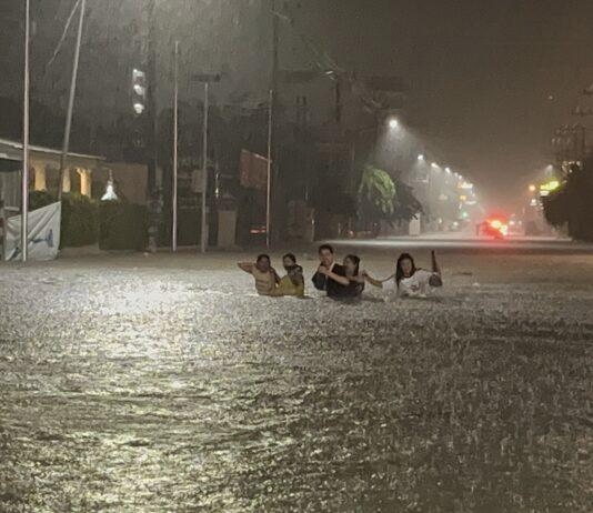 午夜暴雨导致芭堤雅街道被淹;居民和游客趟水而行,小型车辆寸步难行