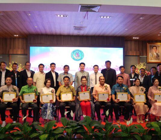 La città di Pattaya rende omaggio a 15 pensionati per gli anni di servizio.
