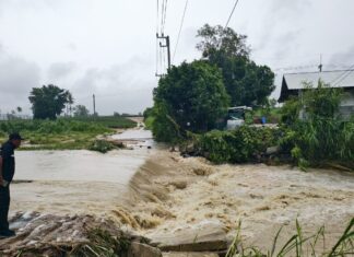Banglamung District Chief Inspects Flood-Prone Areas in Khao Mai Kaew, Pushes Relief Efforts