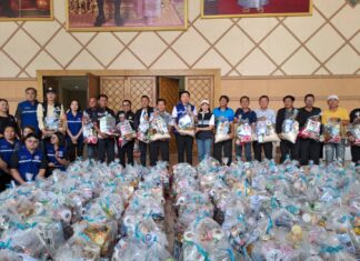 Chonburi Officials Delivers Flood Relief to Phanat Nikhom Residents