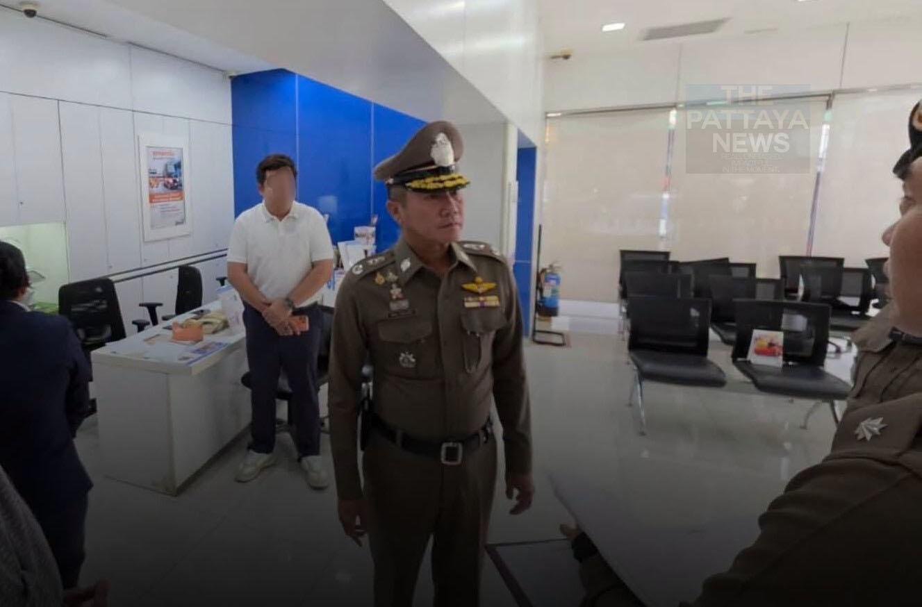 Gunman Robs Bank of 1.54M Baht, Burns Car before Escaping in Pathum Thani 803465615_2620395985126232_278888242436004196_n (1)