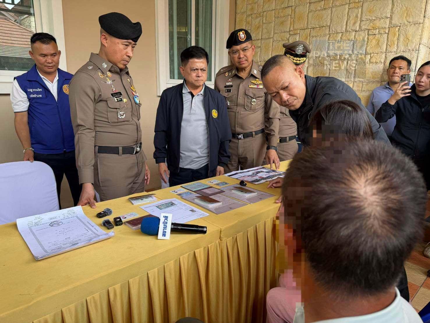 Pattaya news press photograph of Thai police officers with the Chinese Interpol red notice suspect arrested at a house in Nong Prue, Banglamung, Chonburi, Thailand