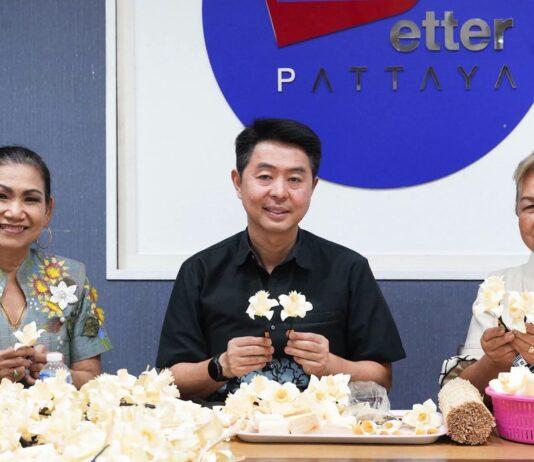 Pattaya Mayor Joins Women’s Group in Making Sandalwood Flowers for Her Royal Majesty Queen Sirikit’s Royal Cremation