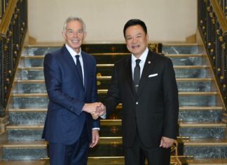 Thaimaan pääministeri Anutin Charnvirakul tapaa Ison-Britannian entisen pääministerin Sir Tony Blairin
