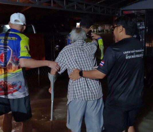 Le inondazioni a Rayong continuano anche durante la notte, i residenti affermano che sono le peggiori degli ultimi 60 anni e in alcune zone sono in corso evacuazioni.