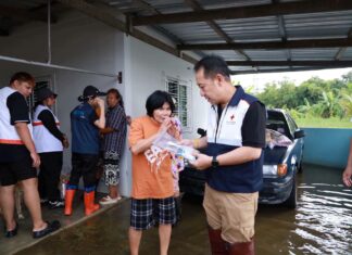Chonburi Governor Wades into Floodwaters in Ban Bueng to Deliver Aid in Flood Hit Villages