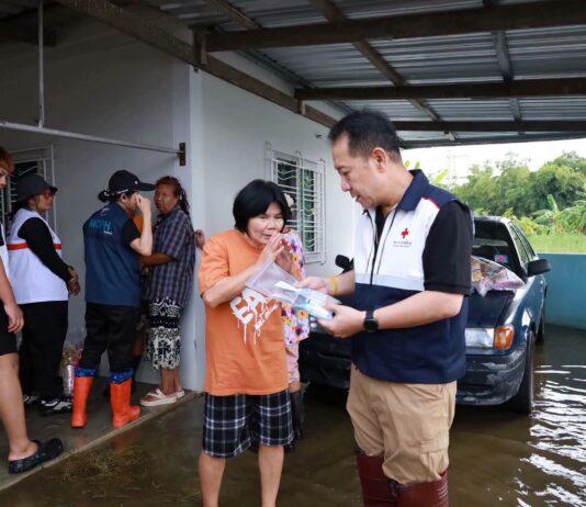 Chonburi Governor Wades into Floodwaters in Ban Bueng to Deliver Aid in Flood Hit Villages