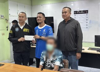 La police de Pattaya arrête un détective qui repérait les victimes d'un gang de faux policiers extorquant de l'argent à Pattaya.